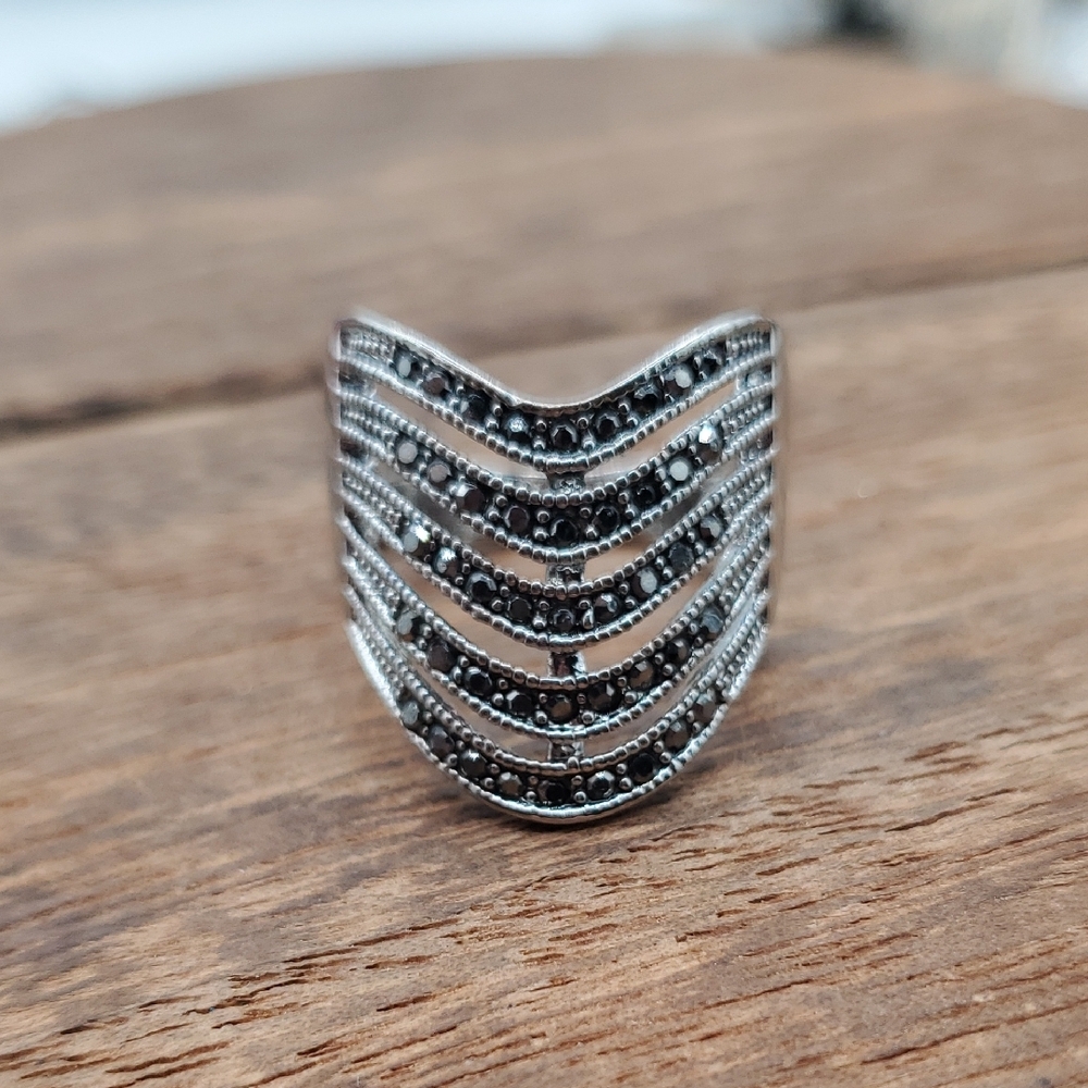 Silver Chevron-Style Multi-Row Ring with Black Stones Size 6.5 R819